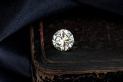 GIA-gecertificeerde 3.20 ct. rond briljant geslepen natuurlijke diamant.