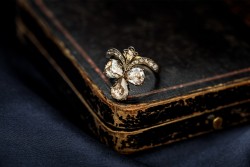 Antieke 14 kt. geelgouden 'Duchesse' of tiara klaverblad ring bezet met roosgeslepen diamant in zilver.