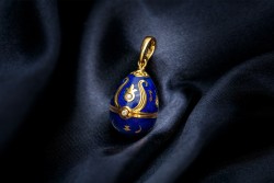 18 kt. Geelgouden Fabergé ei hanger met muzieknoot (gelimiteerde editie 139/300), bezet met diamant en blauwe emaille.