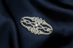 Pt 900 platina art deco broche bezet met ca. 11.30 ct. diamant.