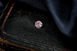 HRD-gecertificeerde 0.32 ct. rond briljant geslepen natuurlijke roze diamant.