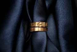 Vroeg 19e-eeuwse 18 kt. roségouden souvenir ring met gevlochten haar aan binnenzijde.