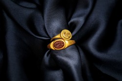 Eeuwenoude vermoedelijk Romeinse 22 kt. geelgouden intaglio ring voorstellende Nike.