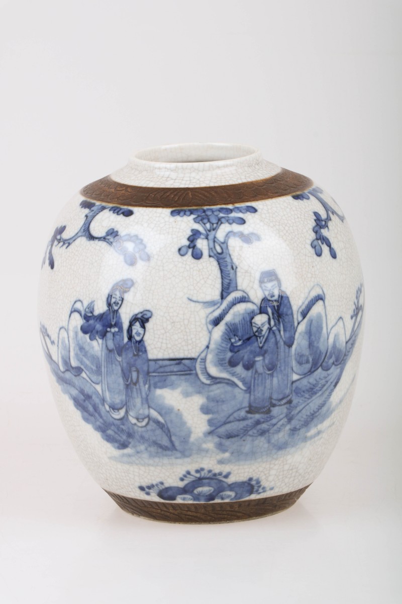 Een grote gemberpot, China, 20e eeuw.