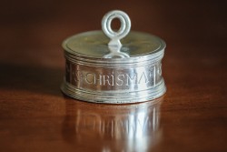 Pyxis (Custodia) / Chrismatorium uit 1662 zilver.