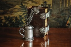 Bijbel met dubbele sloten en draagketting zilver.