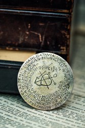 2½ gulden - Achterzijde bewerkt met de namen van Japanse krijgsgevangenenkampen. Wilhelmina. Z.j. Zeer Fraai +.