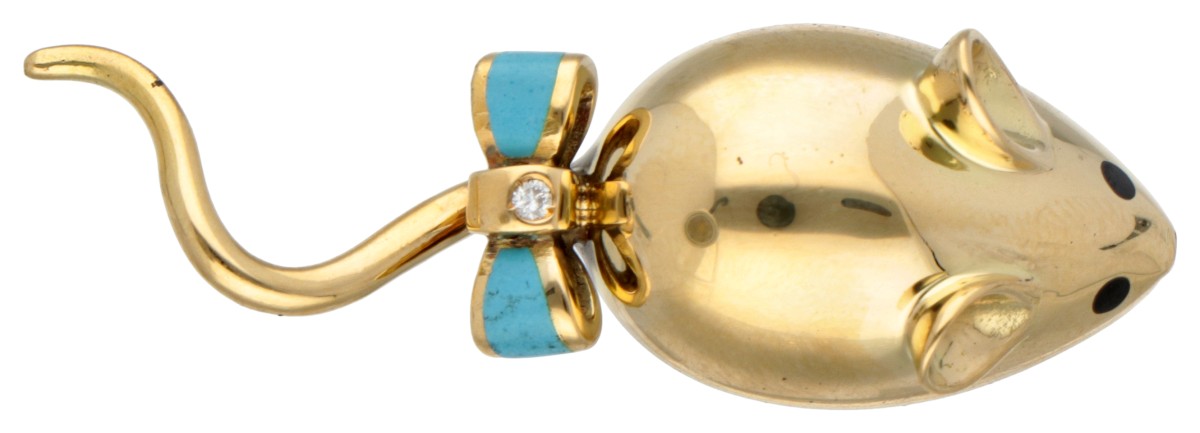 18 kt. Geelgouden broche in de voorstelling van een muis met strik bezet met diamant en blauwe emaille.