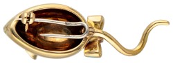 18 kt. Geelgouden broche in de voorstelling van een muis met strik bezet met diamant en blauwe emaille.