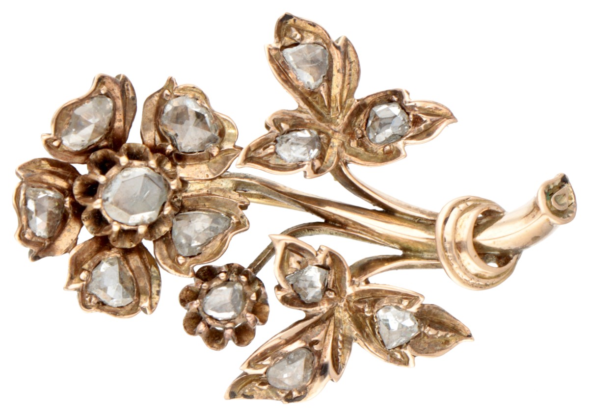 Antieke BWG 10 kt. roségouden florale broche bezet met roos geslepen diamanten.