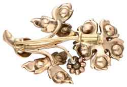 Antieke BWG 10 kt. roségouden florale broche bezet met roos geslepen diamanten.