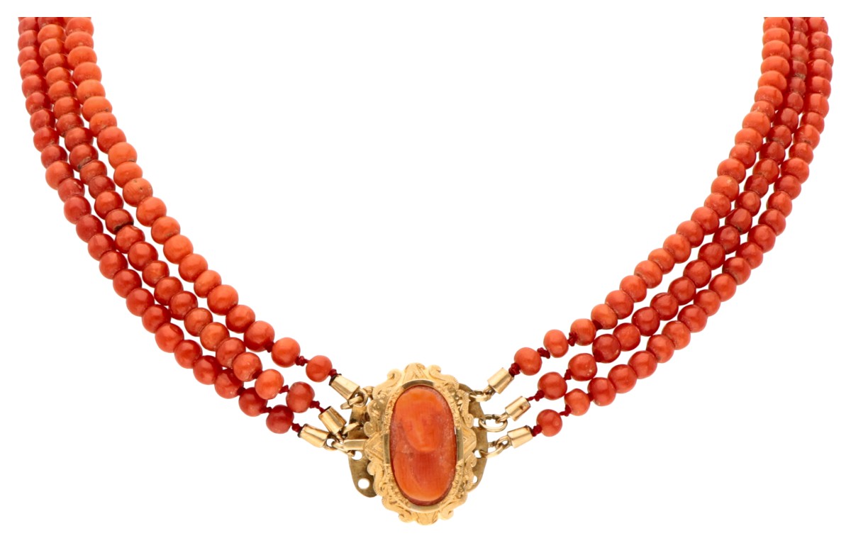 Drierijig bloedkoralen collier met een 14 kt. geelgouden sluiting bezet met een bloedkoralen camee.