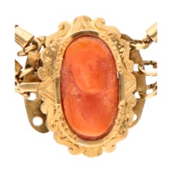 Drierijig bloedkoralen collier met een 14 kt. geelgouden sluiting bezet met een bloedkoralen camee.
