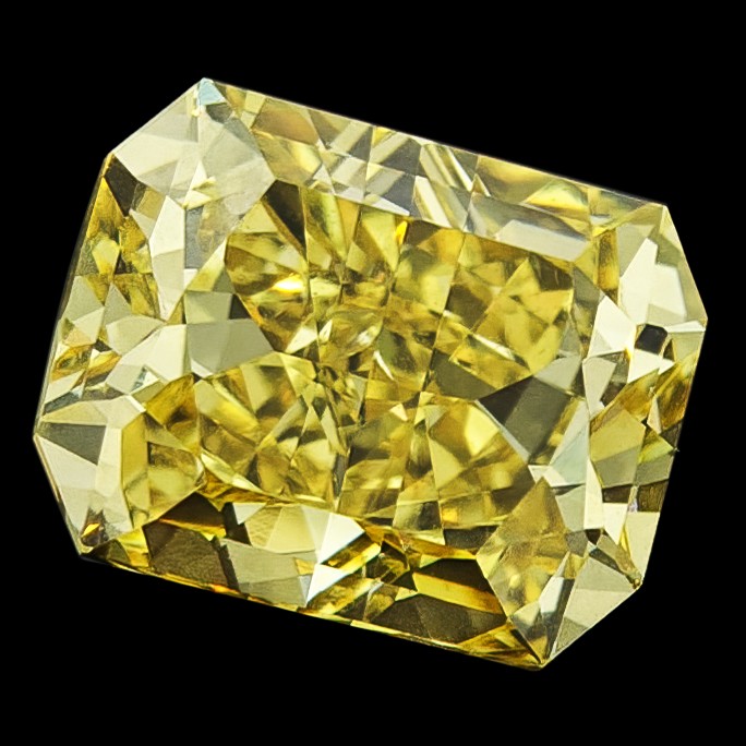 GIA-gecertificeerde 1.52 ct. 'cut-cornered' rechthoekig gemodificeerde briljant geslepen natuurlijke gele diamant.