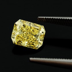 GIA-gecertificeerde 1.52 ct. 'cut-cornered' rechthoekig gemodificeerde briljant geslepen natuurlijke gele diamant.