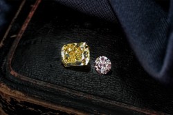 GIA-gecertificeerde 1.52 ct. 'cut-cornered' rechthoekig gemodificeerde briljant geslepen natuurlijke gele diamant.