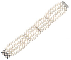 Vintage vier-rijig zoetwaterparel-armband met een 14 kt. witgouden sluiting bezet met natuurlijk saffier en parels.