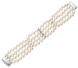 Vintage vier-rijig zoetwaterparel-armband met een 14 kt. witgouden sluiting bezet met natuurlijk saffier en parels.