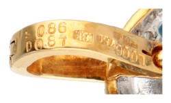 18 kt. Bicolor gouden panter hanger bezet met ca. 0.71 ct. diamant, ca. 0.69 ct. natuurlijk saffier en ca. 0.04 ct. natuurlijk smaragd.