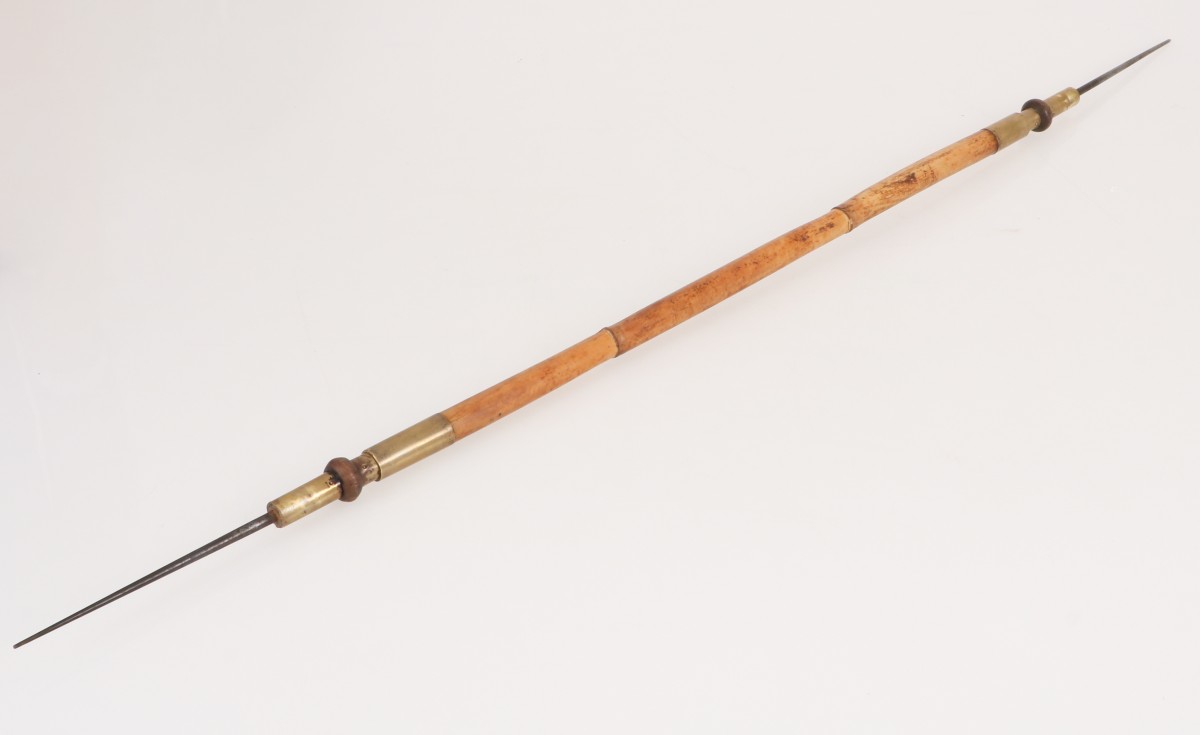 Een bamboe Okinawa wapenstok voor Japanse vechtsport, circa 1950.