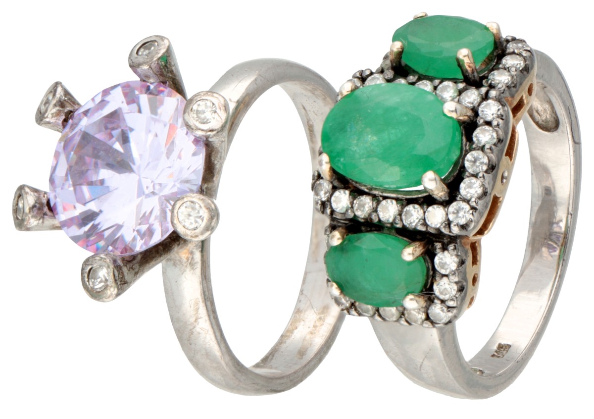 Lot van twee sterling zilveren ringen bezet met smaragd en zirkonia.