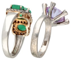 Lot van twee sterling zilveren ringen bezet met smaragd en zirkonia.