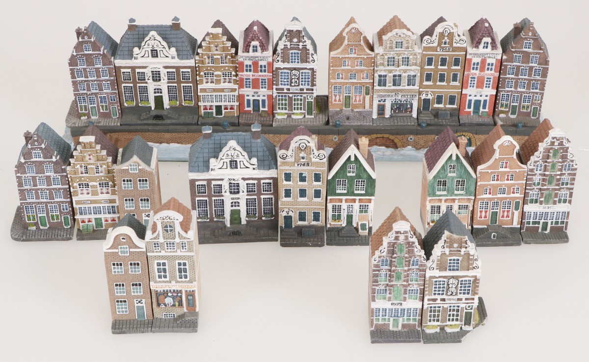 Een lot van (23) kunststof grachtenpandjes met bijbehorende kade. 21 eeuw.