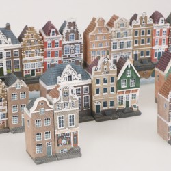 Een lot van (23) kunststof grachtenpandjes met bijbehorende kade. 21 eeuw.