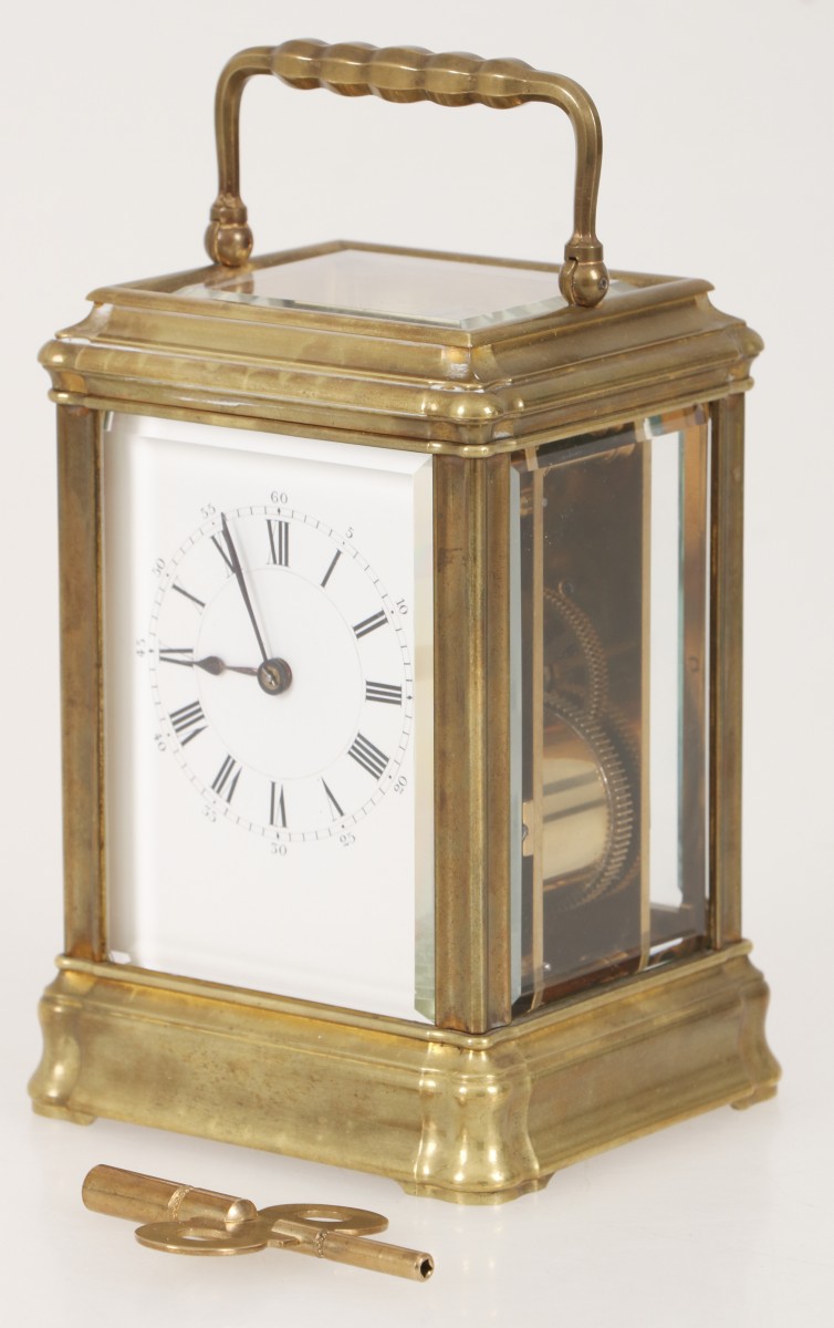 Een cariage clock met facet geslepen glas, slag op gong. Parijs, circa 1900.