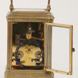 Een cariage clock met facet geslepen glas, slag op gong. Parijs, circa 1900.