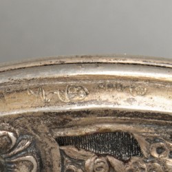 Beugeltas zilver.