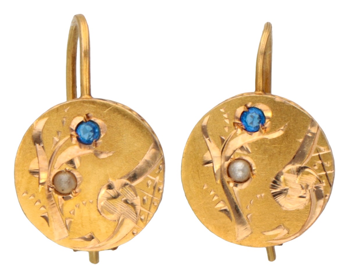 Antieke 21.6 kt. geelgouden oorbellen bezet met zaadparels en blauwe strass stenen.