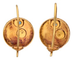 Antieke 21.6 kt. geelgouden oorbellen bezet met zaadparels en blauwe strass stenen.
