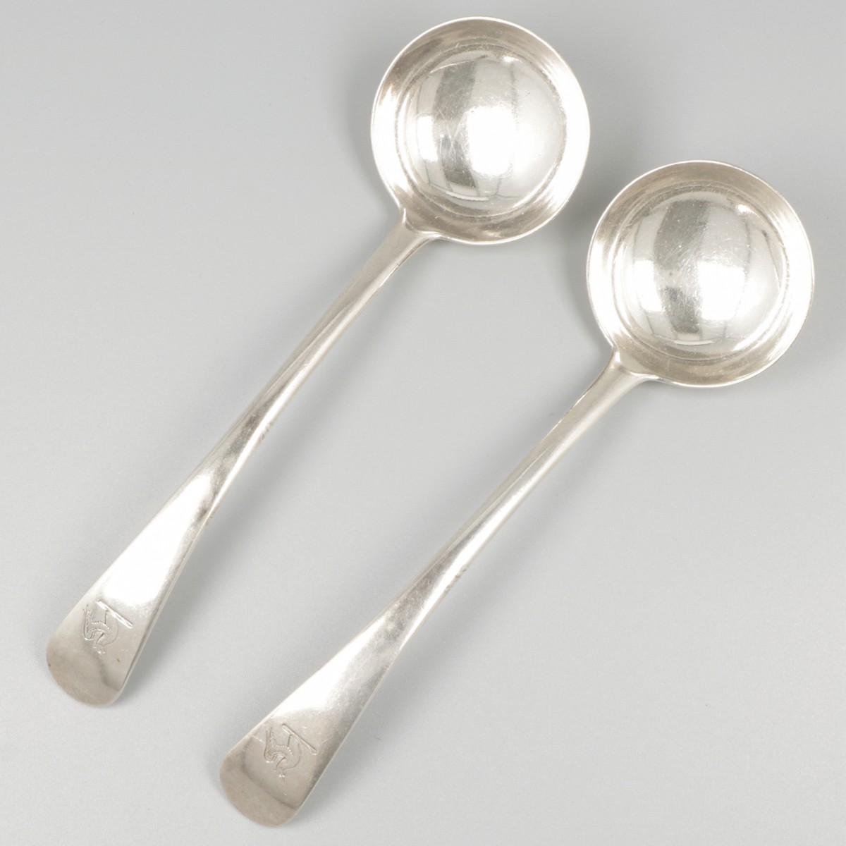 2-delige set sauslepels zilver.