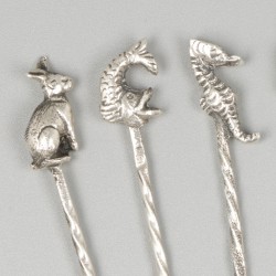 8-delige set cocktailprikkers zilver.