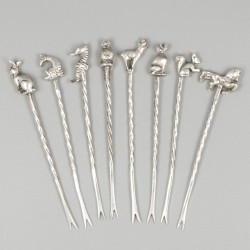 8-delige set cocktailprikkers zilver.