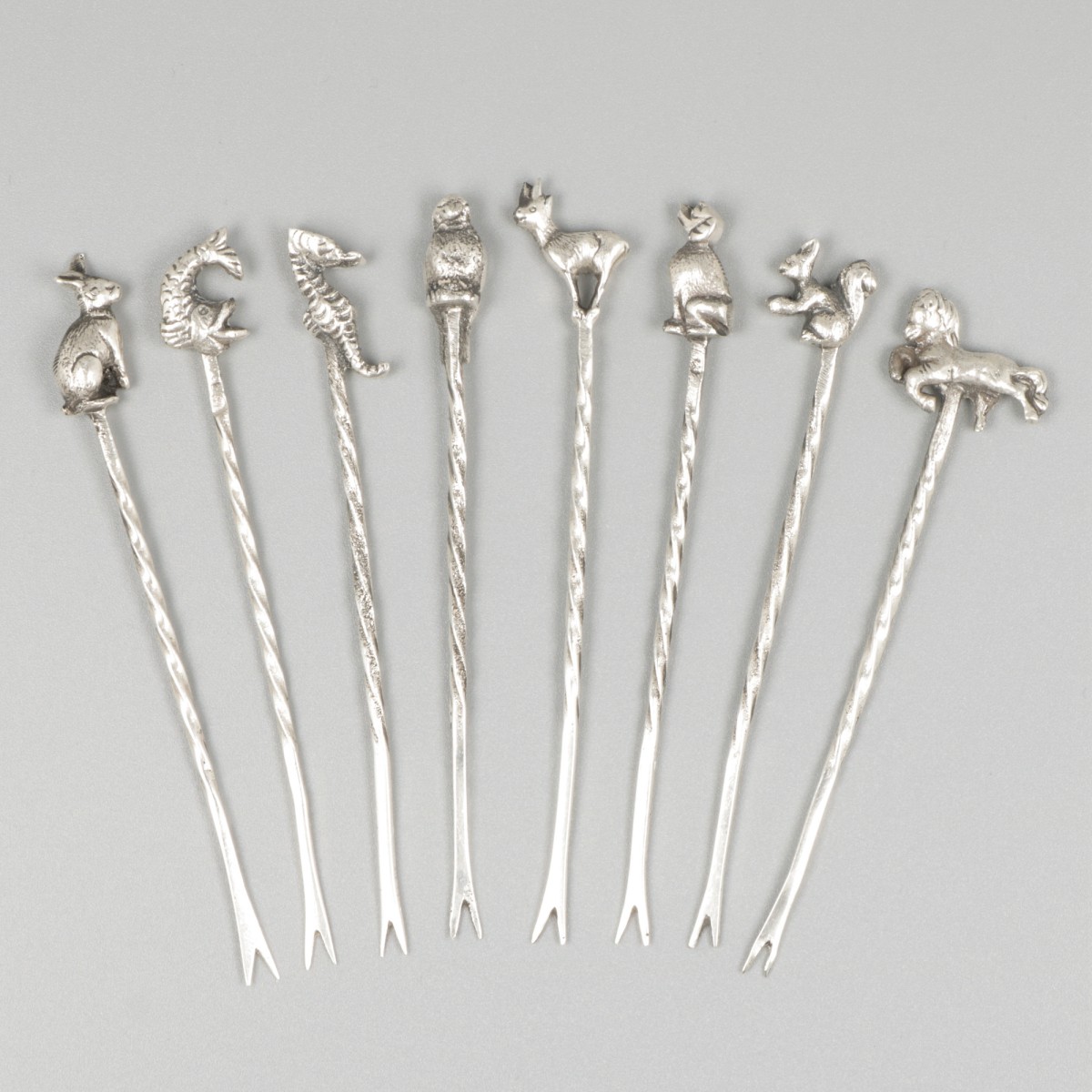 8-delige set cocktailprikkers zilver.