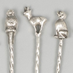 8-delige set cocktailprikkers zilver.