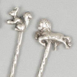 8-delige set cocktailprikkers zilver.