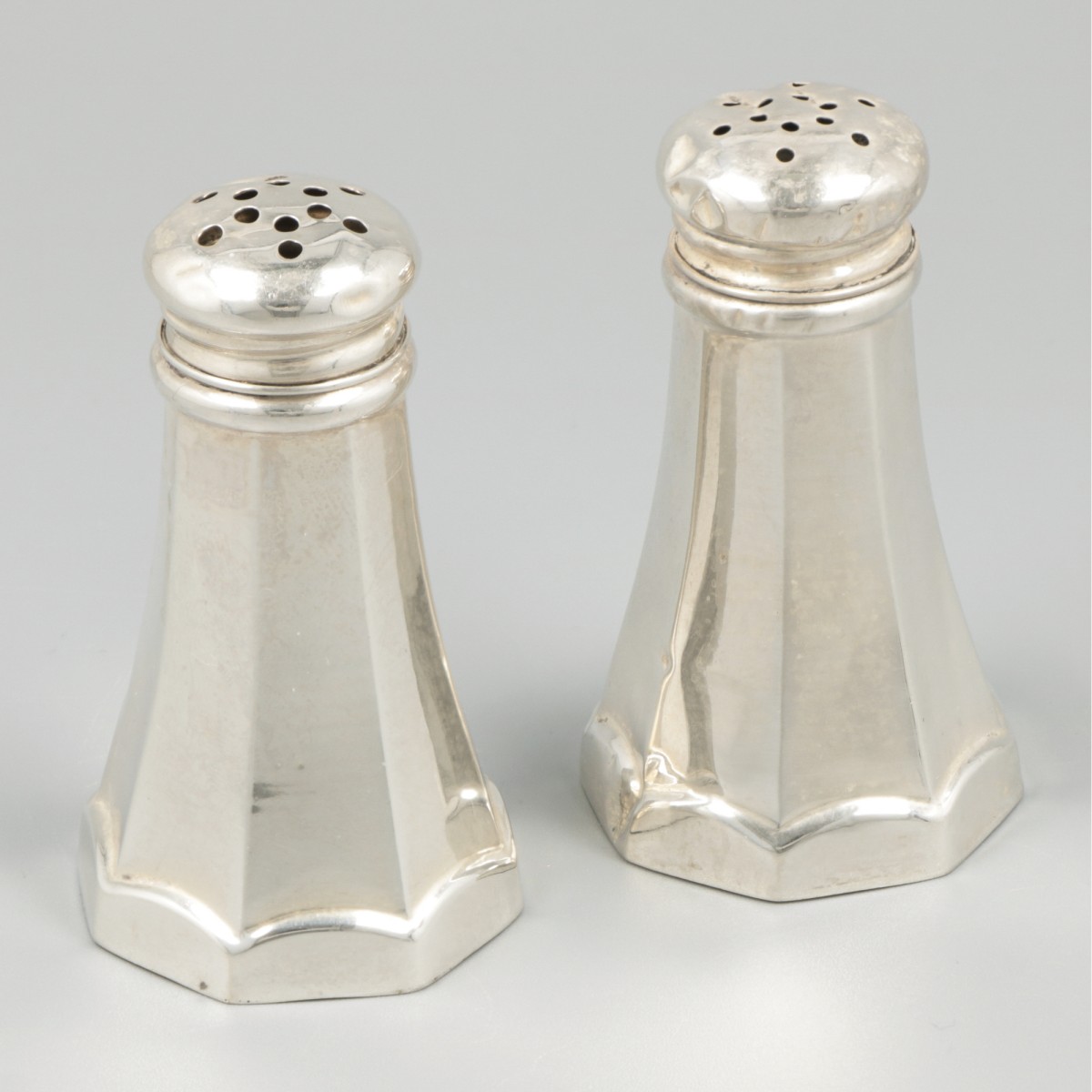 Peper- & zoutstrooier zilver.