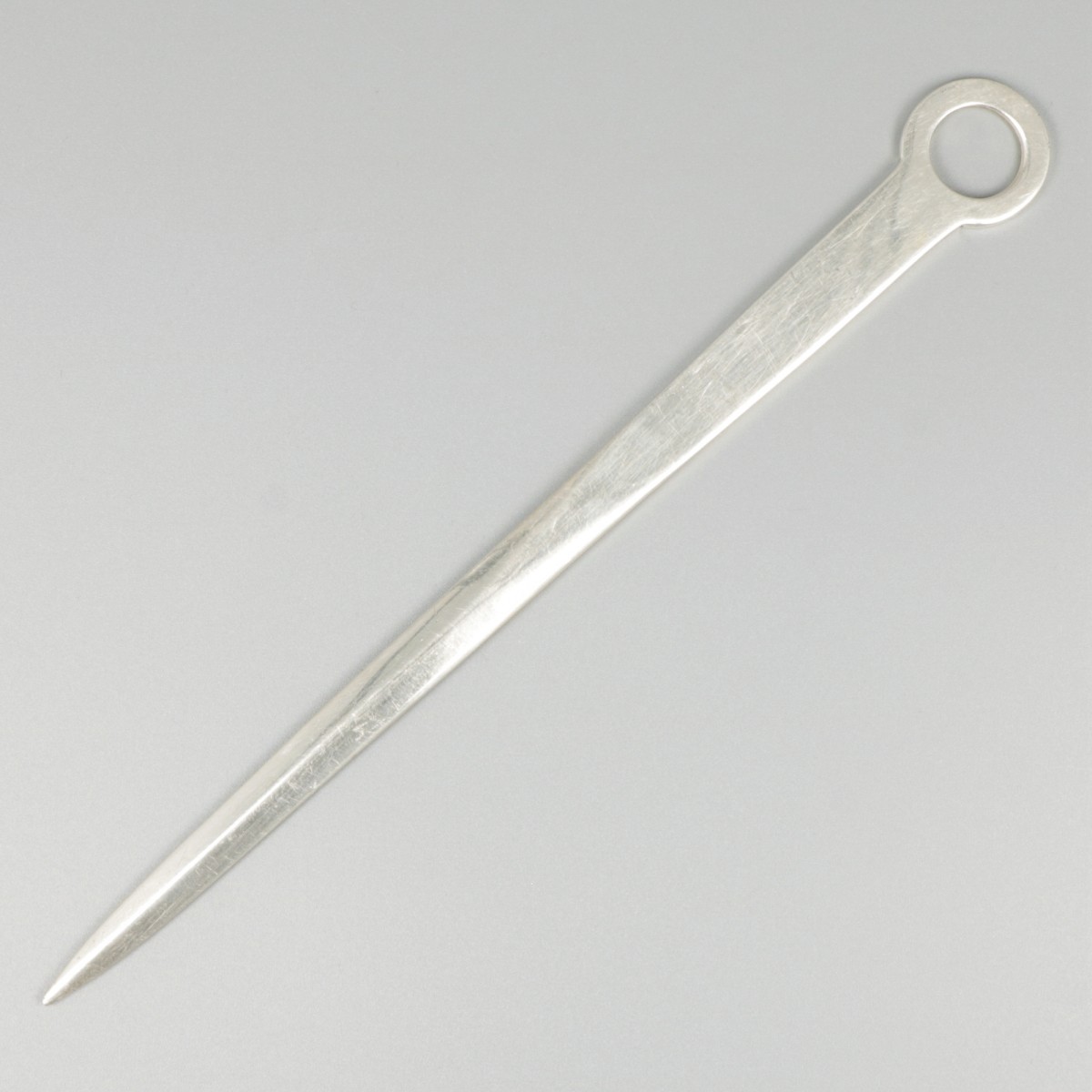 Briefopener zilver.