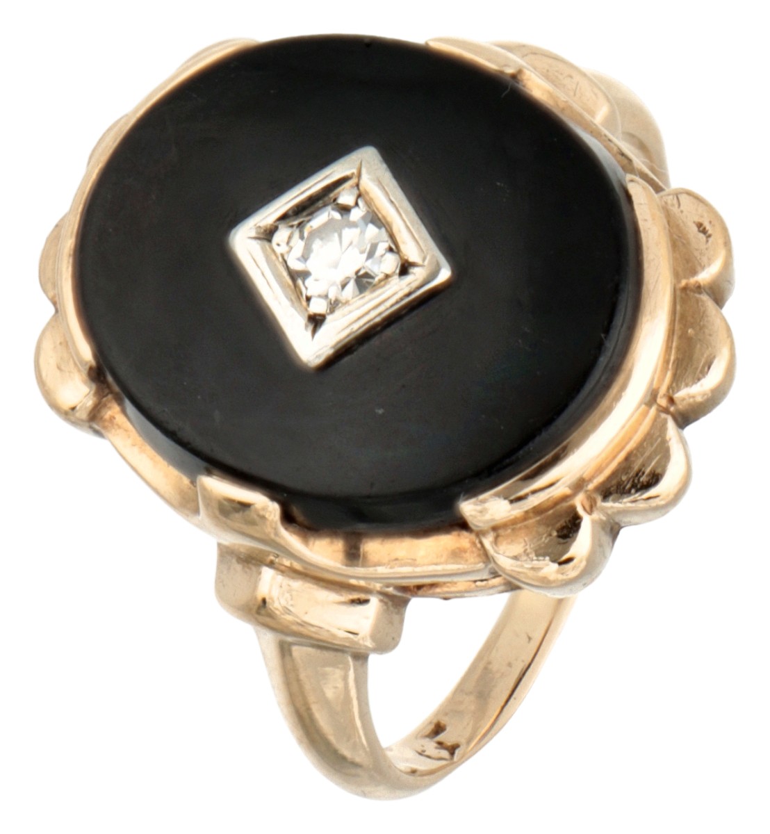 Vintage BWG 10 kt. geelgouden ring met ca. 0.05 ct. diamant gezet in een witgouden zetting op een zwarte plaquette.