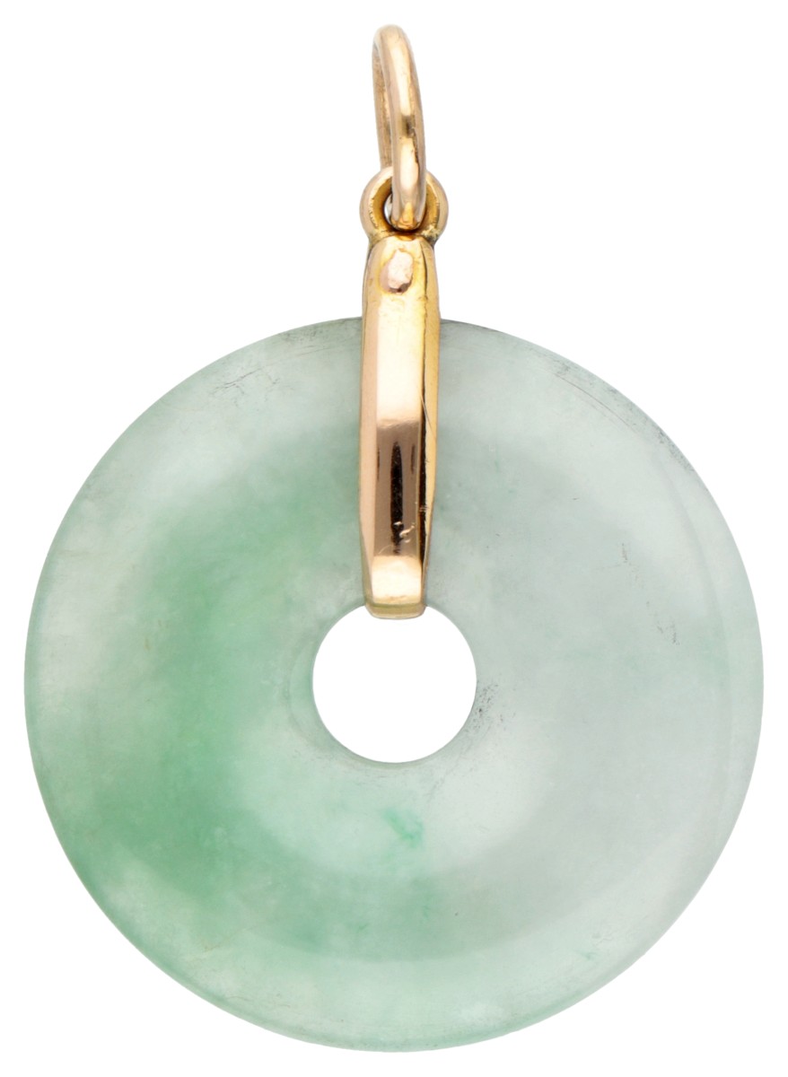 Jade Bi Disc hanger met een 18 kt. geelgouden hangoog.