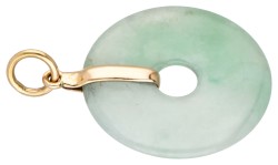 Jade Bi Disc hanger met een 18 kt. geelgouden hangoog.