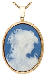 Vintage 18 kt. geelgouden collier met hanger bezet met een blauwe camee met een en profil portret van een dame.