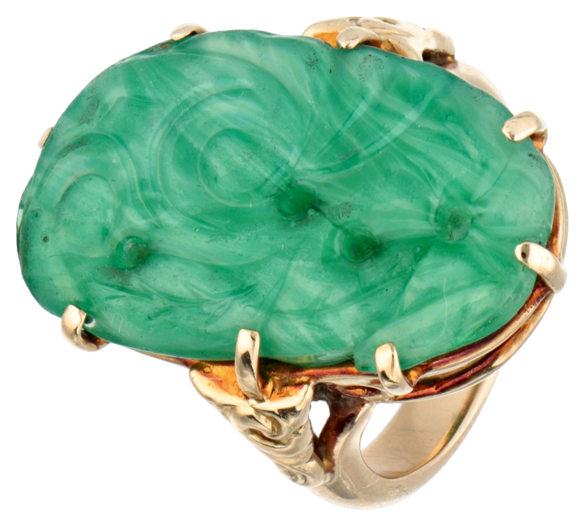 Vintage 14 kt. geelgouden ring bezet met een gesneden jade imitatie vervaardigd uit glas.