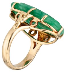 Vintage 14 kt. geelgouden ring bezet met een gesneden jade imitatie vervaardigd uit glas.