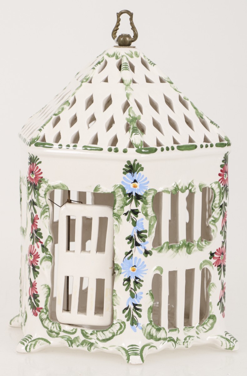 Een aardewerk vogelkooi met floraal decor. Eind 20e eeuw.