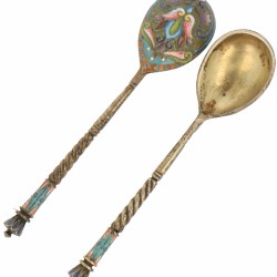 Cloisonne beker en 2 theelepels zilver.