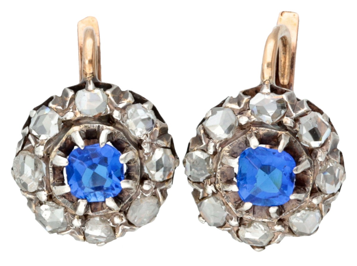Antieke 14 kt. bicolor gouden oorbellen bezet met roos geslepen diamanten en blauwe kleurstenen.
